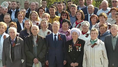 В преддверии 9 Мая новосибирцы всё чаще приходят на Монумент Славы
