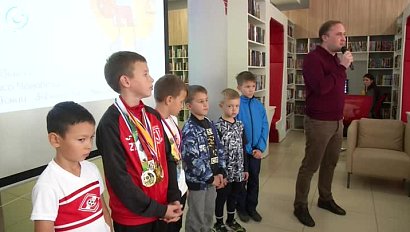 Новосибирским школьникам вручили награды на ежегодной акции "Спортсмены с нашего двора"