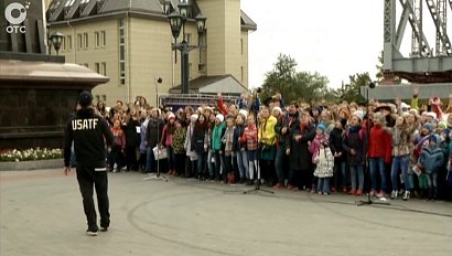Сотни новосибирцев приняли участие в караоке-акции для съёмок нового фильма Тимура Бекмамбетова