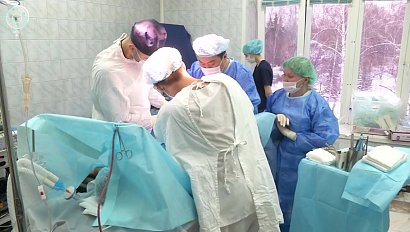 Новосибирские хирурги спасли пациента с огромной опухолью органов малого таза