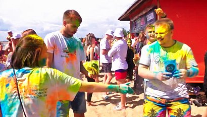 Новосибирцы закидали друг друга краской на фестивале