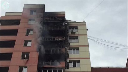 Сильный пожар охватил 13-этажку в центре Новосибирска