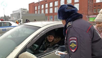Девушки в погонах поздравили новосибирских водителей