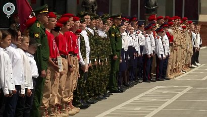 Несколько сотен новосибирских школьников вступили в ряды "Юнармии"