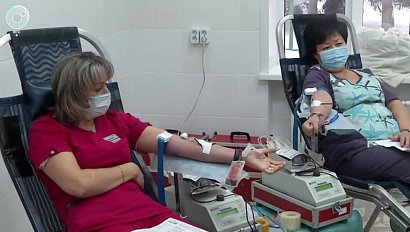 Новосибирские медики сдают кровь для спасения своих пациентов