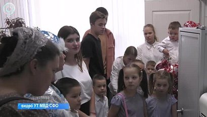 Новосибирские полицейские поздравили с Новым годом ребят из многодетной семьи