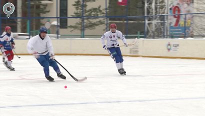 Сезон хоккея с мячом открыли в Новосибирске