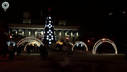 Центр Новосибирска осветили тысячи ярких лампочек. В чём особенность новогоднего убранства нынешней зимой?