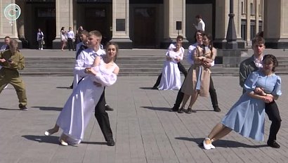 Новосибирские студенты станцевали вальс перед Театром оперы и балета
