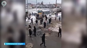 Тракторист с новосибирского "Поля чудес", ставший знаменитым после вирусного видеоролика, просто чистил снег