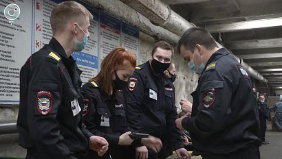 Новосибирские полицейские провели экскурсию для студентов в Центр профессиональной подготовки