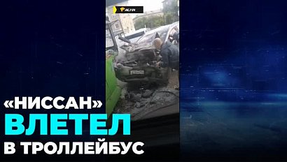 Троллейбус столкнулся с иномаркой в Новосибирске
