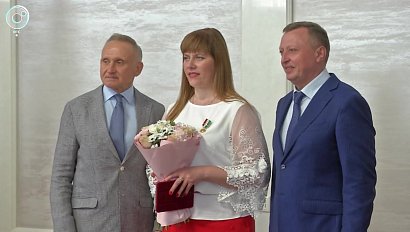 Многодетным мамам Новосибирской области вручили знаки отличия "За материнскую доблесть"
