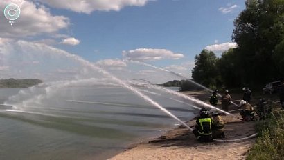 Необычные учения для сотрудников МЧС прошли в Новосибирске. Какие навыки оттачивали пожарные на берегу Оби?
