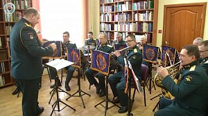 Тишину библиотеки нарушил военный оркестр. Почему музыканты выбрали для концерта читальный зал?