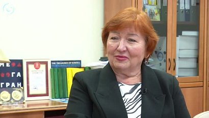 Директор НИОХ СО РАН Елена Григорьевна Багрянская отмечает юбилей