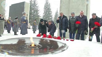 Андрей Травников возложил цветы на Монументе Славы в День защитника Отечества