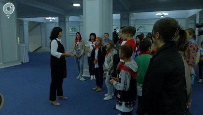 Дети из Донбасса посетили Новосибирский театр оперы и балета